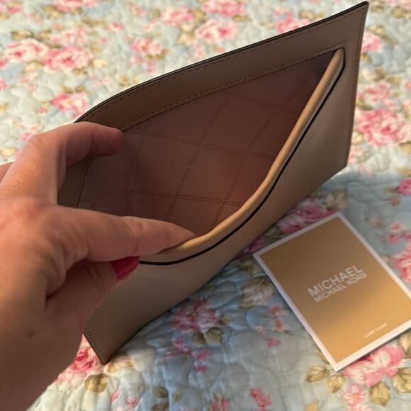 Michael Kors Tan Leather Tab Snap-On Travel Organizer - Picture 2 of 4
